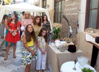 Γκλάμουρ αέρας στα εγκαίνια του peplos