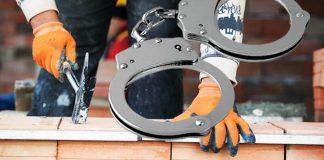 Οκτώ άτομα συνελήφθησαν στη Σαντορίνη για παράνομες οικοδομικές εργασίες