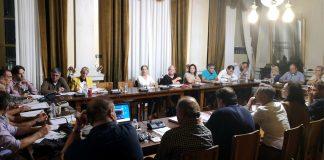 Διδάσκουν αντιπολίτευση και θράσος