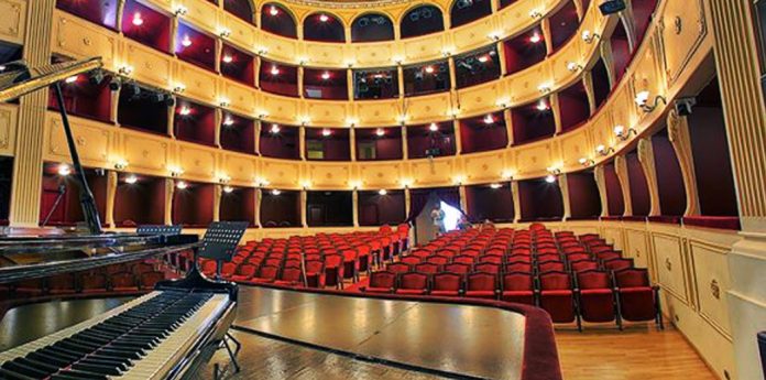 theatro Apolon mast