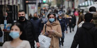 Η εκτόξευση των κρουσμάτων επαναφέρει τη συζήτηση για τις μάσκες