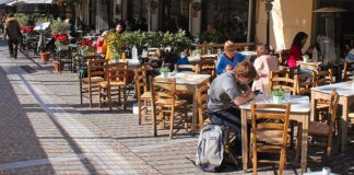 Κορωνοϊός: Σενάρια για είσοδο σε κλειστούς χώρους μόνο με τρίτη δόση