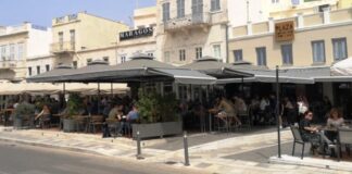 Το αδιαχώρητο στην παραλία της Ερμούπολης (ΦΩΤΟ)