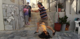 40 χρόνια αναβιώνει το έθιμο του Αφανού ο κ. Γιάννης Παράβαλος (vid)