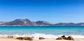 Κουφονήσια: «Φρένο» σε καντίνα και ξαπλώστρες στις παραλίες Πορί και Ιταλίδα μετά την παρέμβαση Πιερρακάκη