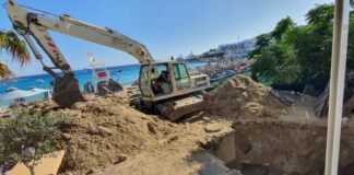 SOS στη Μύκονο: Γέμισε λύματα η παραλία Πλατύς Γιαλός