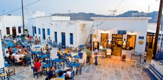 Σέριφος: «Λουκέτο» της ΕΛ.ΑΣ. στα… μισά μαγαζιά του νησιού