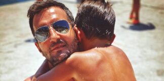 Σύρος: Η μαγευτική φωτογραφία του Δημήτρη Μπάση με τον γιο του στο Κίνι