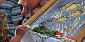 Εμφανίστηκαν και φέτος τα θαυματουργά φιδάκια της Παναγίας στην Κεφαλονιά
