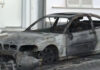 Έκαψαν το αυτοκίνητο και τη μηχανή του αστυνομικού που εξέδιδε τη 19χρονη