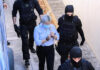 Επίθεση με βιτριόλι: Εικόνες από την άφιξη της κατηγορούμενης στο δικαστήριο