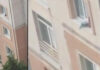 Βίντεο που παγώνει το αίμα – Νήπιο κάθεται στο περβάζι παράθυρου πολυκατοικίας