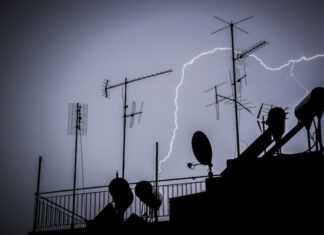 Χτυπήθηκε από κεραυνό και γλίτωσε χάρη στα… παπούτσια του