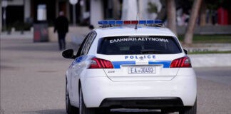 Πολίτες «κόβουν» βόλτες με περιπολικό (VIDEO)