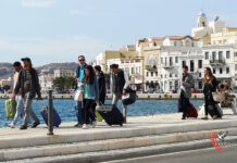 Οι τουρίστες άλλαξαν συνήθειες: Οι last minute κρατήσεις ρίχνουν τις τιμές – Νικητές και χαμένοι της σεζόν