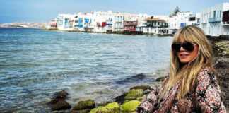Μύκονος: Η Χάιντι Κλουμ ποζάρει μπροστά στην ελληνική σημαία (ΦΩΤΟ)