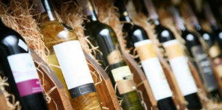 Αγόρασε μπουκάλι που έκρυβε 50.000 ευρώ – Ξόδεψε 14.000 προτού κληθεί να τα επιστρέψει