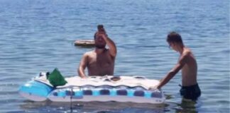 Ιταλία: Σάλος με καθολικό ιερέα που λειτούργησε με μαγιό μέσα στη θάλασσα (VIDEO)