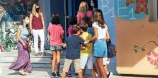 Σχολεία: Κανονικά θα υπολογίζονται οι απουσίες για τους μαθητές που νοσούν με κορωνοϊό