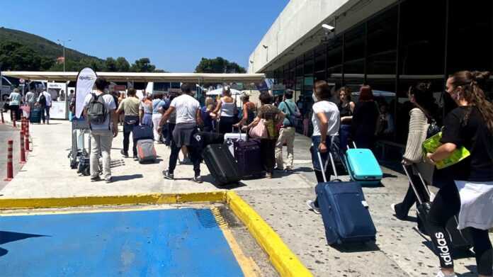 touristes_aerodromio01