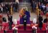 Βασίλισσα Ελισάβετ: Τα εγγόνια της γύρω από το φέρετρο της