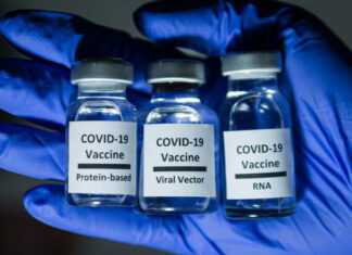 COVID-19: Τι λένε οι καρδιολόγοι για τις αναμνηστικές δόσεις των εμβολίων