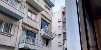 Καλλιθέα: Μπαλκόνι ξενοδοχείου κρέμεται στον αέρα