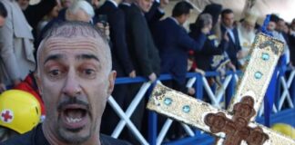 Ο Συριανός Κώστας Χατζηδάκης έπιασε τον Σταυρό στον Πειραιά (Φωτο)