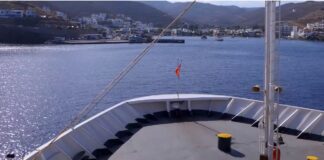To Dionisios Solomos προσεγγίζει το λιμάνι της Κύθνου με εντυπωσιακό τρόπο (Βίντεο)