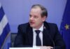 Μέλη του «Ρουβίκωνα» πέταξαν τρικάκια έξω από το σπίτι του πρώην υπ. Μεταφορών Κώστα Καραμανλή