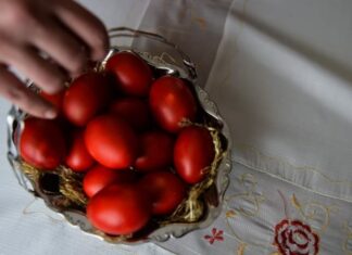 Γιατί βάφουμε κόκκινα τα αυγά το Πάσχα;