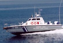 Παροχή βοήθειας σε τρεις ημεδαπούς στην δύσβατη παραλία Θέρμης στη Σαντορίνη
