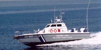 Παροχή βοήθειας σε τρεις ημεδαπούς στην δύσβατη παραλία Θέρμης στη Σαντορίνη