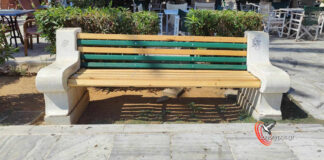 Αποκαθίστανται τα παγκάκια της πλατείας Μιαούλη
