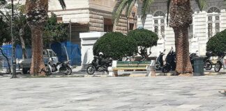 Σε πάρκινγκ για μηχανάκια μετατράπηκε η πλατεία Μιάουλη