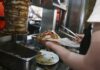 Ακρίβεια: Στα ύψη οι τιμές σε σουβλάκι και πίτσα – Πόσο πωλείται η χωριάτικη σαλάτα