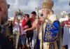 Ο Μανώλης Μουλίδης (ξανά) έπιασε τον Σταυρό και το Σταυρουδάκι το δώρισε στην βαφτισιμιά του (Βίντεο)