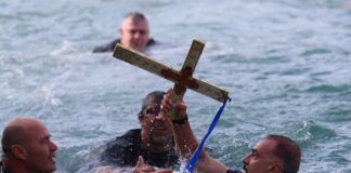 Ο Συριανός Κώστας Χατζηδάκης έπιασε (και φέτος) τον Σταυρό στον Πειραιά