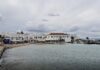 Εργασίες συντήρησης και αποκατάστασης ζημιών, στο πλακόστρωτο στην παραλία Μυκόνου