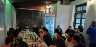 Τραπέζι «Κριθάρη» στον Πάγο και η τούρτα έκπληξη (Φωτο)