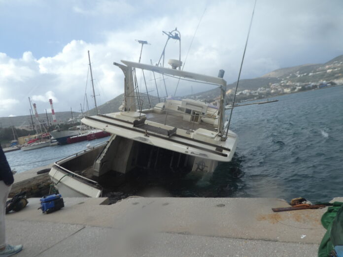ΣΥΡΟΣ ΒΥΘΙΣΗ ΤΟΥΡΙΣΤΙΚΟΥ ΣΚΑΦΟΥΣ ΑΝΤΩΝΗ ΚΟΧΕΙΛΑ ΣΤΗ ΜΑΡΙΝΑ (9)