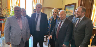 Είμαστε μια ωραία ατμόσφαιρα.. είμαστε…