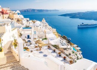Τουριστικό «μπλόκο» στη Σαντορίνη: Ακυρώθηκαν οι αφίξεις κρουαζιερόπλοιων λόγω αποχής τουριστικών λεωφορείων