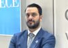 Διαμαρτυρία του προέδρου της Ένωσης Ξενοδόχων Σαντορίνης Αντώνη Παγώνη για το κλείσιμο του καταστήματος των ΕΛΤΑ Οίας