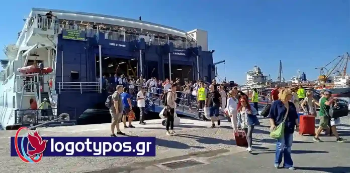touristes ploio syros mast