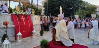 Με λαμπρότητα ο εορτασμός της Αγίας Δωρεάς στην Ερμούπολη: Για πρώτη φορά δοξολογία στην πλατεία Μιαούλη