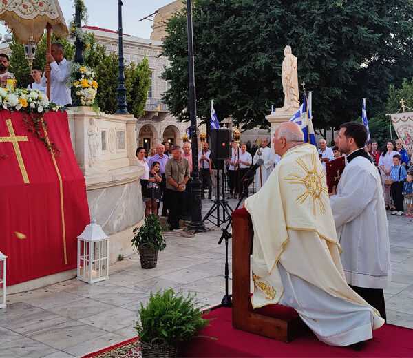 Με λαμπρότητα ο εορτασμός της Αγίας Δωρεάς στην Ερμούπολη: Για πρώτη φορά δοξολογία στην πλατεία Μιαούλη