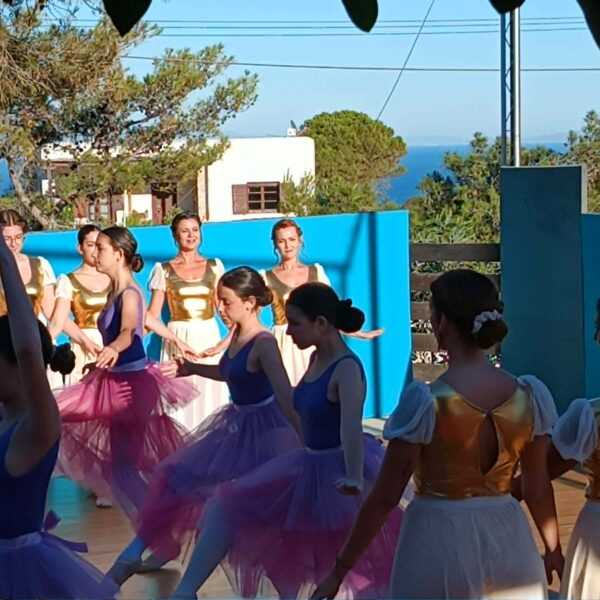 Παράσταση των μαθητών και μαθητριών του Κέντρου Χορού και Παραστατικών Τεχνών «Ακροποδητί» στα Χρούσσα (Φωτο-Βίντεο)