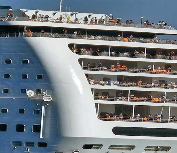 Κρουαζιέρα στη Σύρο (ΡΕΠΟΡΤΑΖ) : Πλοία και επιβάτες… δύο «ταχυτήτων»