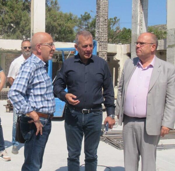 Ο Γιάννης Βρούτσης στη Σύρο – Άλλα 250.000€ για το κλειστό του Βόλεϊ
